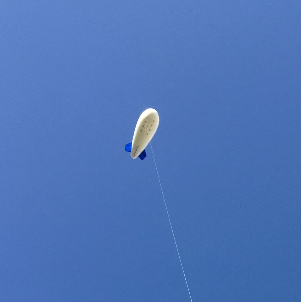 Un ballon à l’hélium solaire et connecté